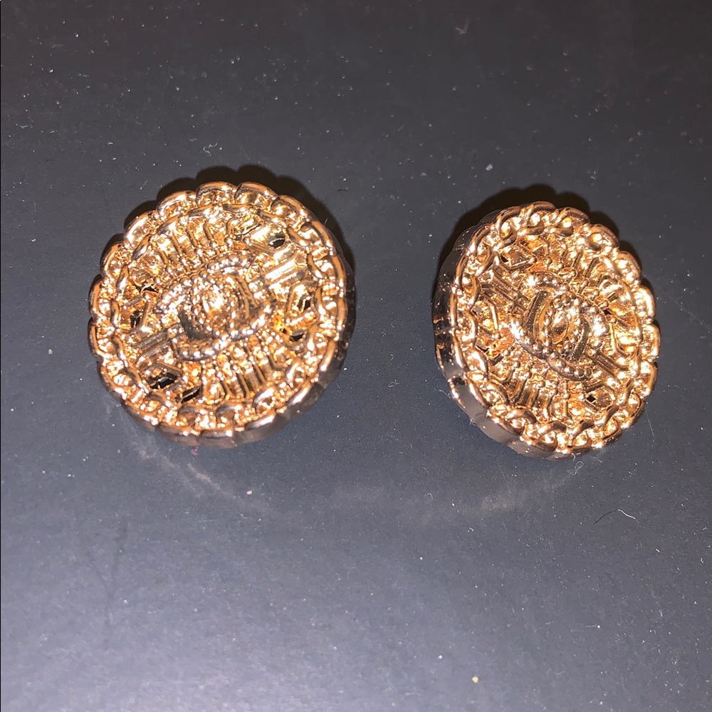 LAST PAIR🌸🎁Gold Chanel button set of 2